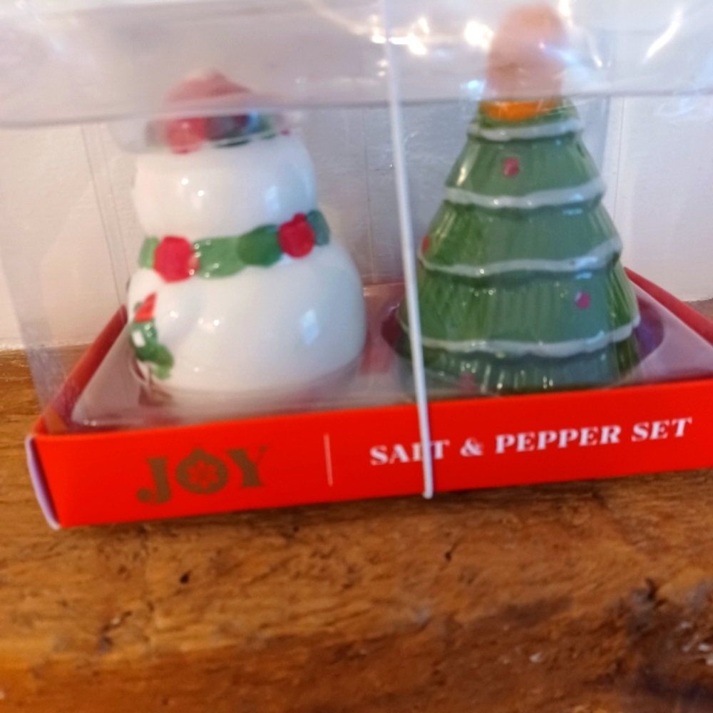 Boston Wearhouse Christmas Salt and Pepper Shakers Set